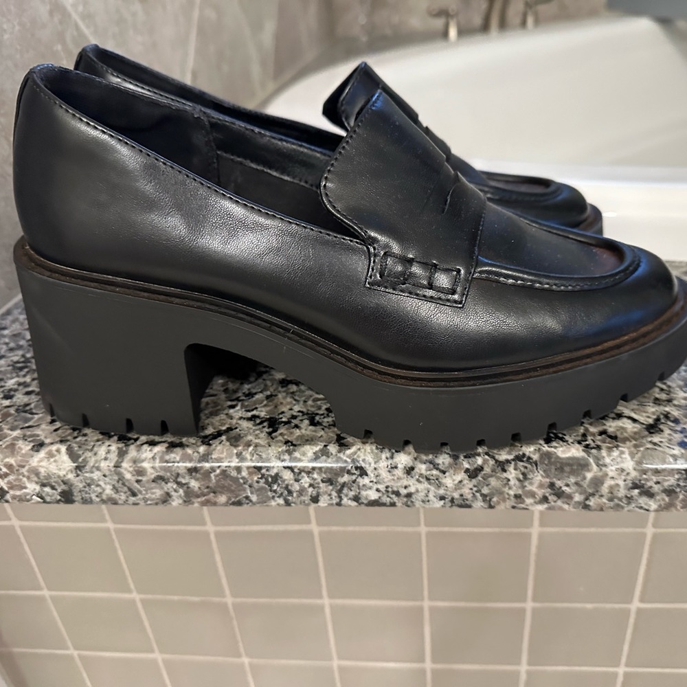 Universal thread black memory foam loafers with chunky heel. Size 8.5